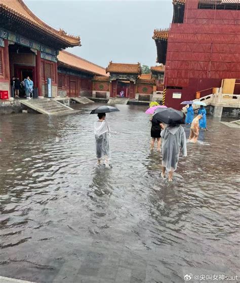 故宮千龍吐水|北京下暴雨！紫禁城600年不淹 重現「九龍吐水」畫面。